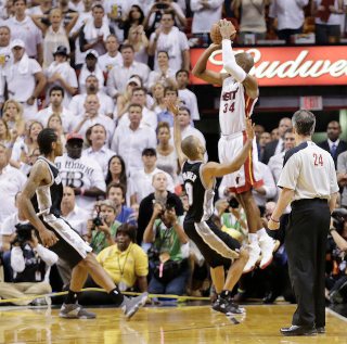 Illustration for article titled Ray Allen's Shot, Captured In Photos